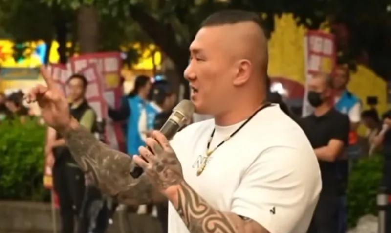 回到台湾的“馆长”活动是一场接着一场，他昨天下午还去参加了，战斗蓝的创办人赵少康