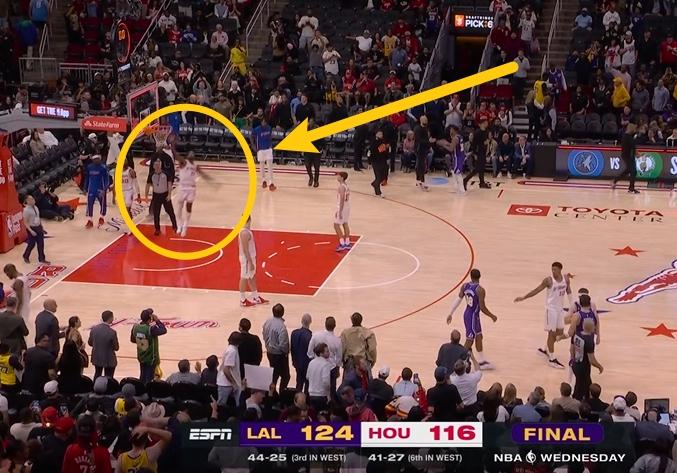 伊森简直脑子有坑！比赛时间走完，东契奇随手扔一个半场超远，伊森从替补席助跑一