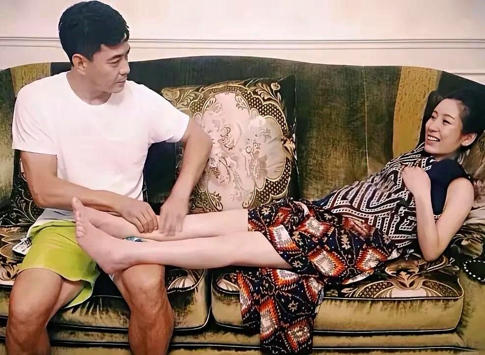 秦海璐与王新军的婚姻，像一出褪去滤镜的生活剧。戏里他们演绎分崩离析的夫妻，戏外却