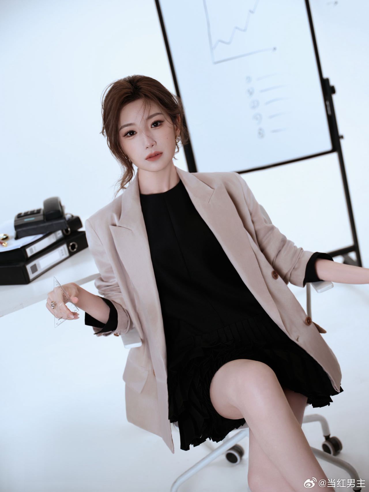 毛晓彤这组完全妈咪级别谁还没被毛晓彤这套造型惊艳到！简约穿搭穿出强大气场，温柔又