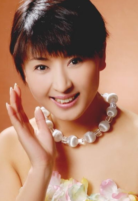 2001年，29岁的闫学晶正在春晚后台候场，突然导演金越着急地走过来说：由于前面