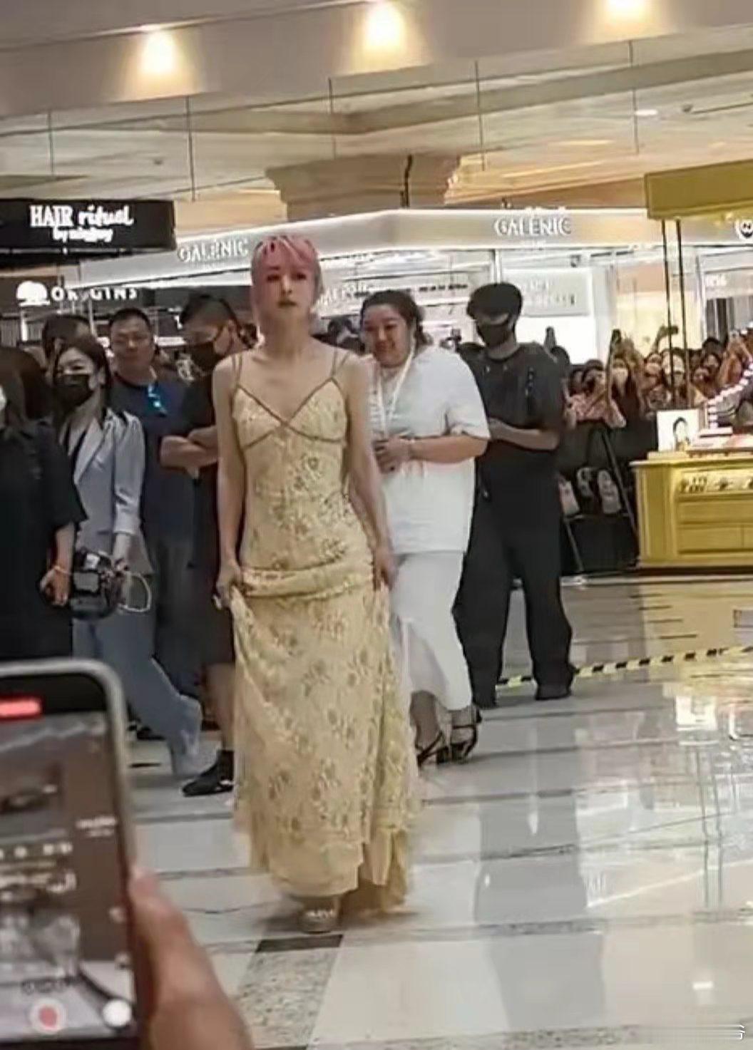 你信赵丽颖这套活动礼服才185吗？？？​​​