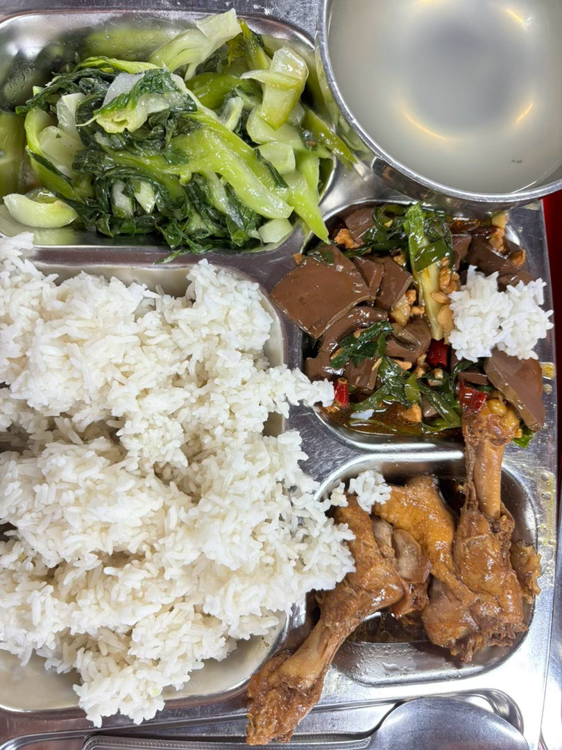 公司的饭菜，真的只能自己吃了。站在公司的打饭面前，固定套餐真的很让