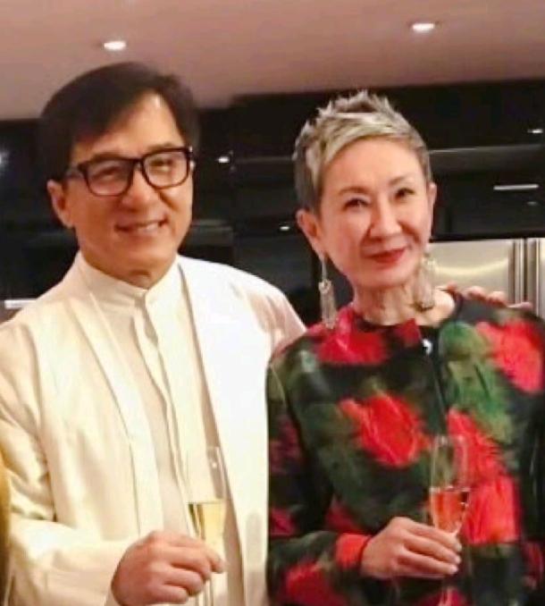 成龙，深夜悲痛发文！7月14日凌晨00:31分，成龙突然在社交平台发文，字里行