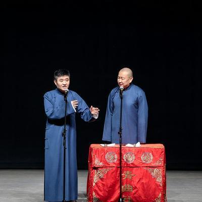 【著名相声演员苗阜晒出跨年演出现场，德云社之下第一人，你怎么看？】12月31日