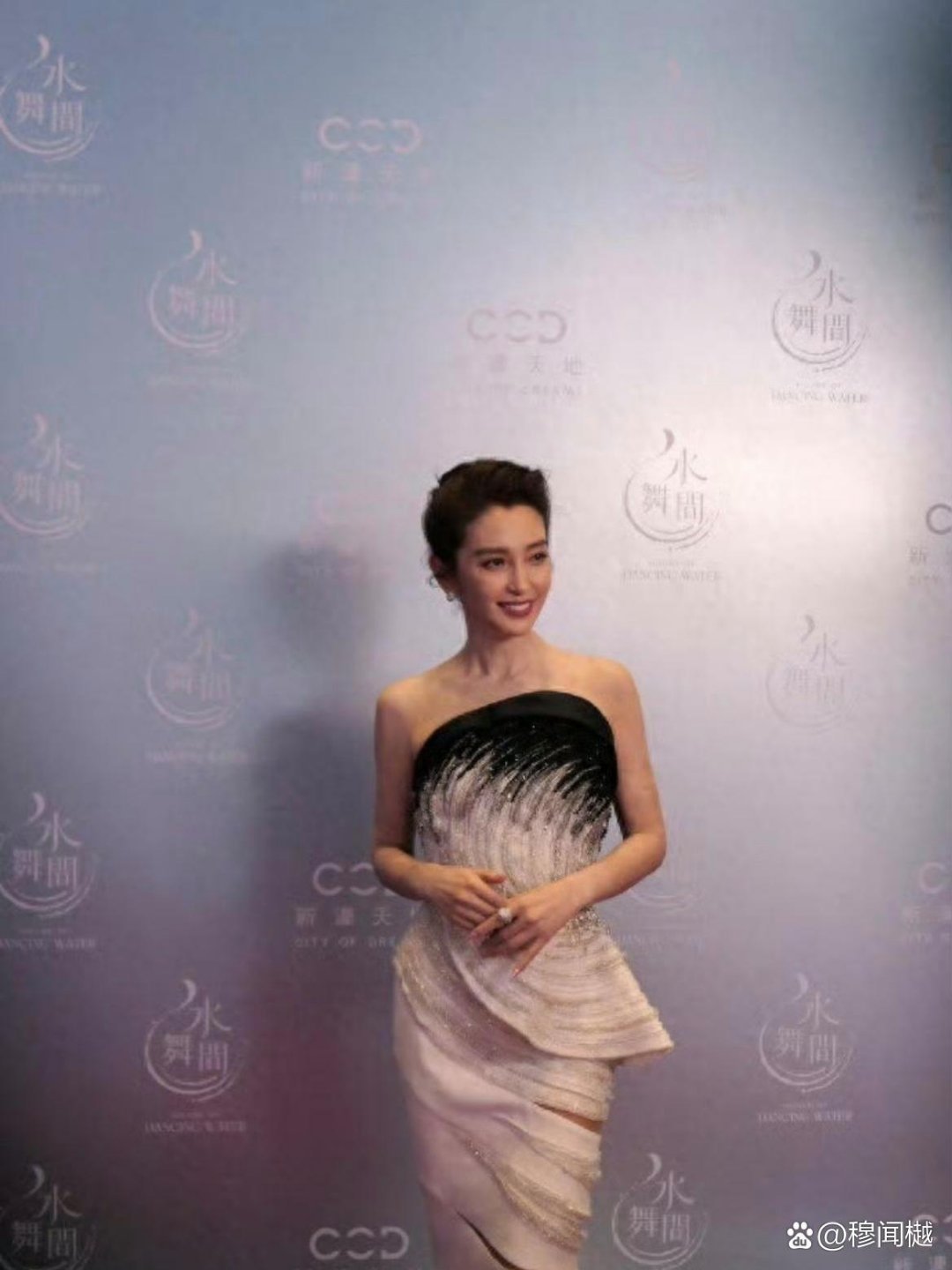 李冰冰看着确⁠实挺像咱妈‏‏那辈‎﻿儿的人了。