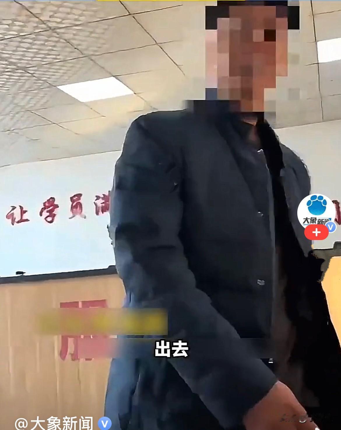 近日，黑龙江牡丹江一驾校学员一女子刚刚练完车，外面太冷了，就进了驾校的大厅，当时