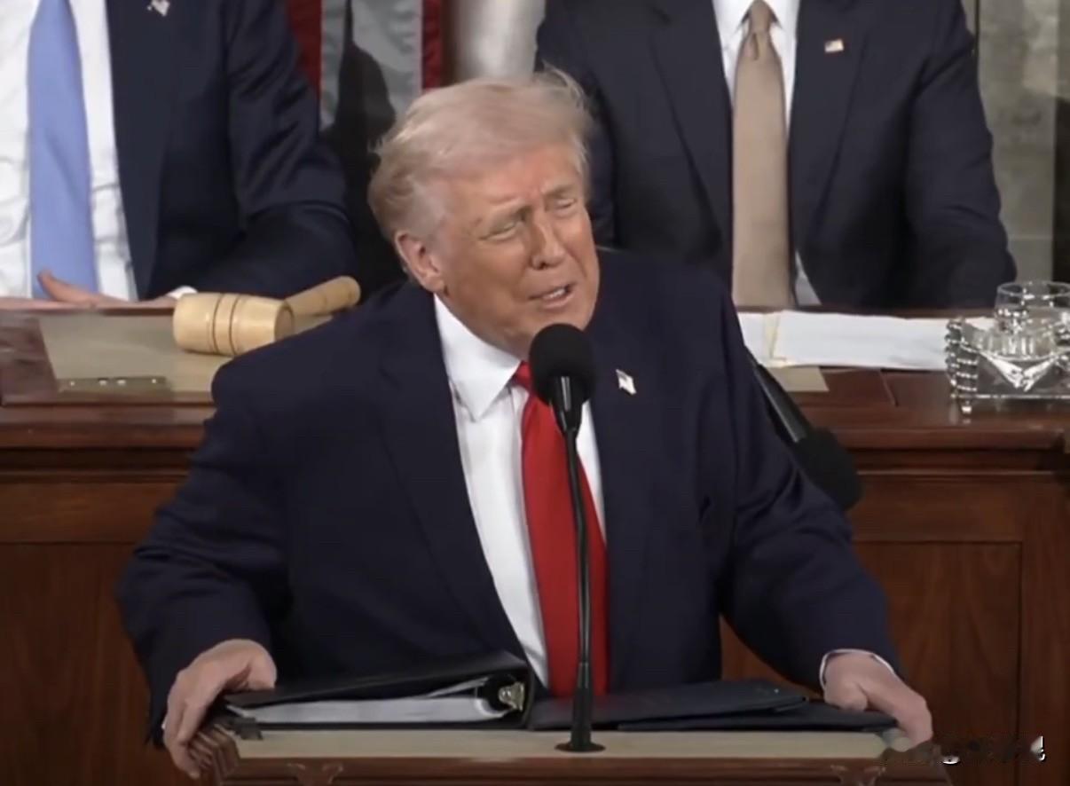 特朗普今天在国情咨文的演讲中把自己描绘成拯救美国的“天降伟人”，但通过一种相当奇