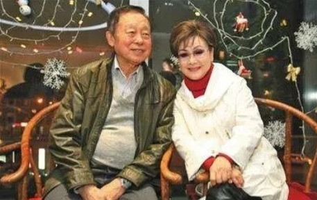 1984年央视春晚即将启幕前夕，总导演黄一鹤为晚会写首体现家国情怀的结束曲的想法
