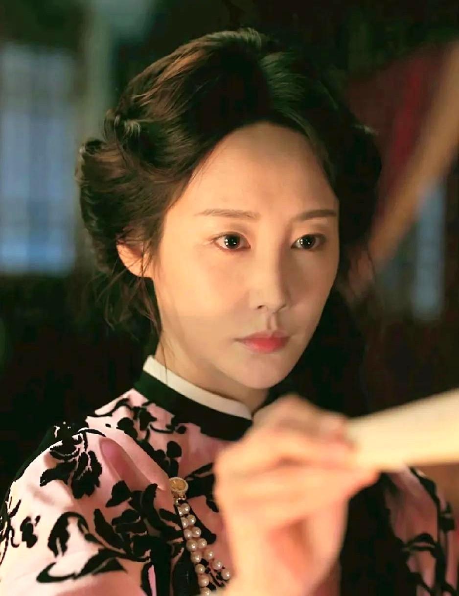 剧里一堆狠角色但论气场还是得看苏紫轩,设定里她是亲王肃顺的独生女,名头一亮就自带