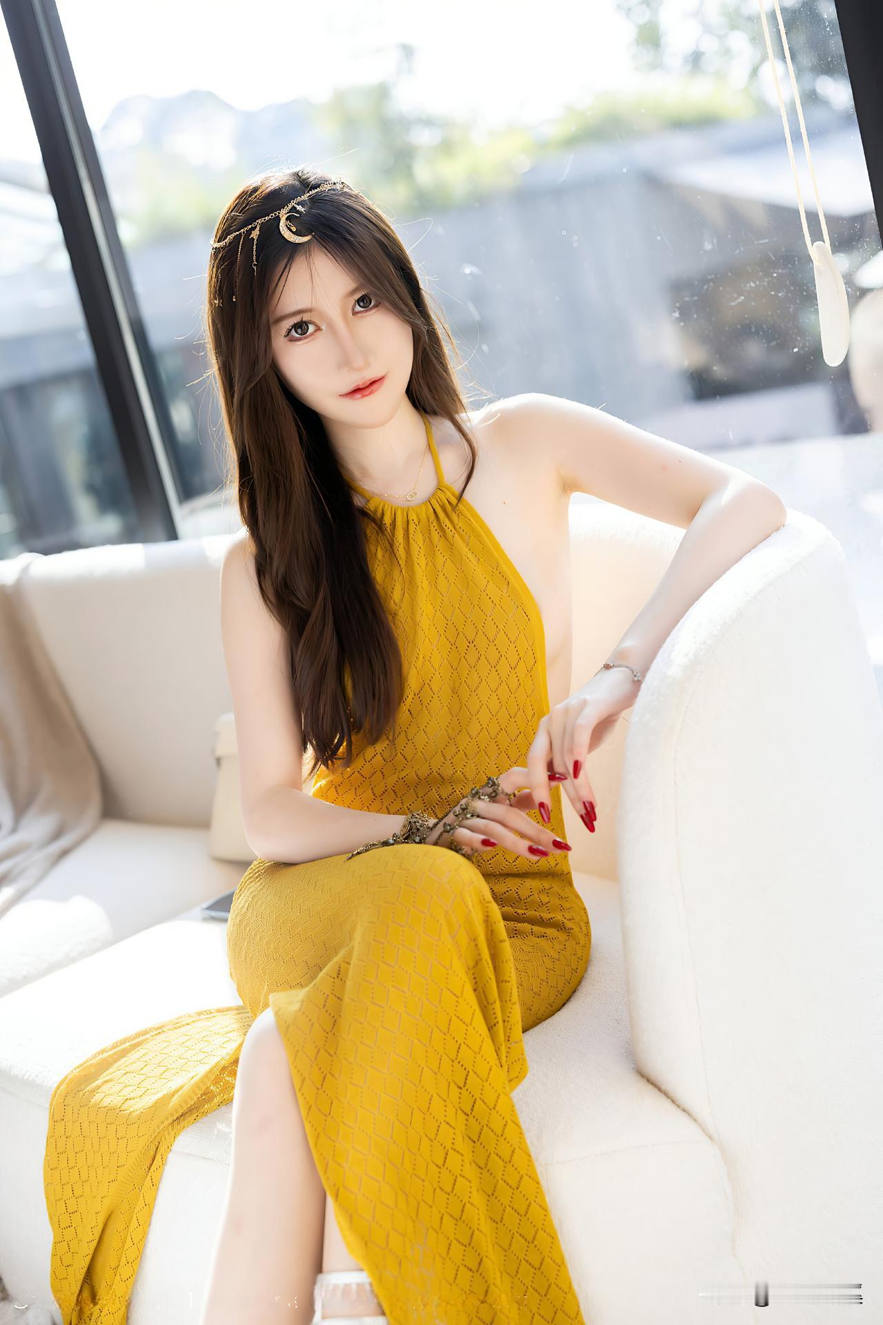 身着一袭黄色连衣裙，恰似春日里的暖阳，清新又明艳。裙摆轻扬，如灵动音符奏响青春旋