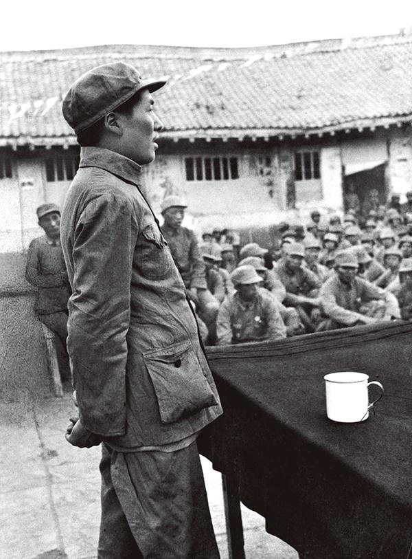 看看这张珍贵的历史照片，这是毛主席穿着朴素的军装，带着八角帽，双手背在背后，正在