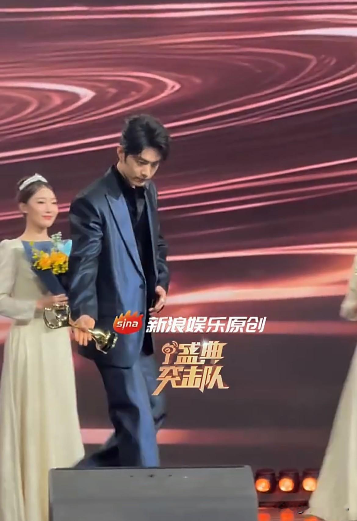 2月5日，🧣KINGQUEEN没变！还是肖战，杨幂！肖战把谦让刻在了骨子里