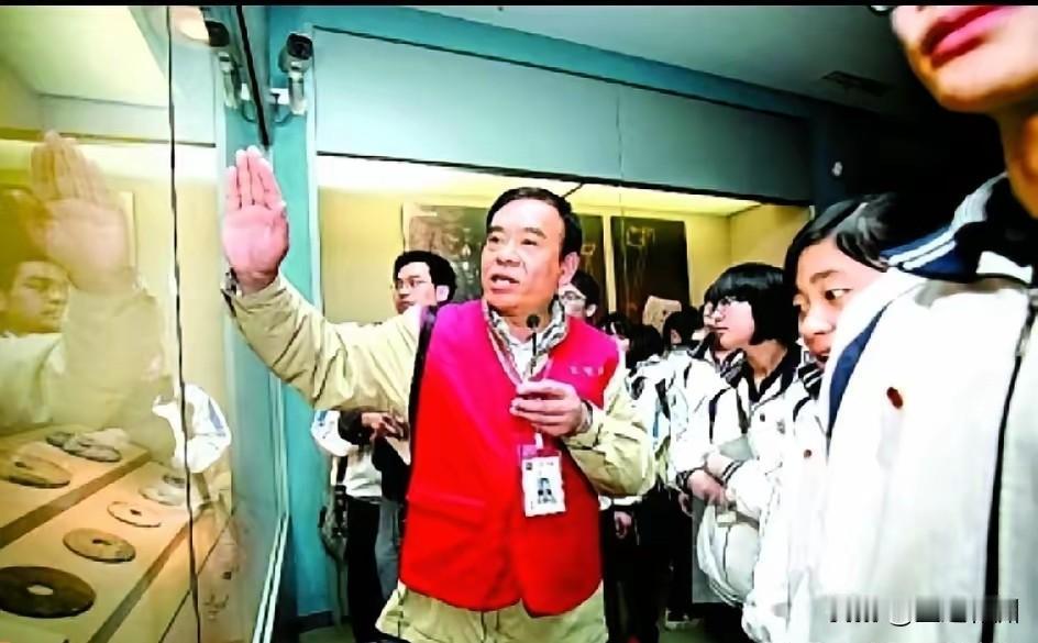 一个做了八年浙江省省长的人，退休后一直在博物馆里做义务讲解员，估计说给谁都不信，
