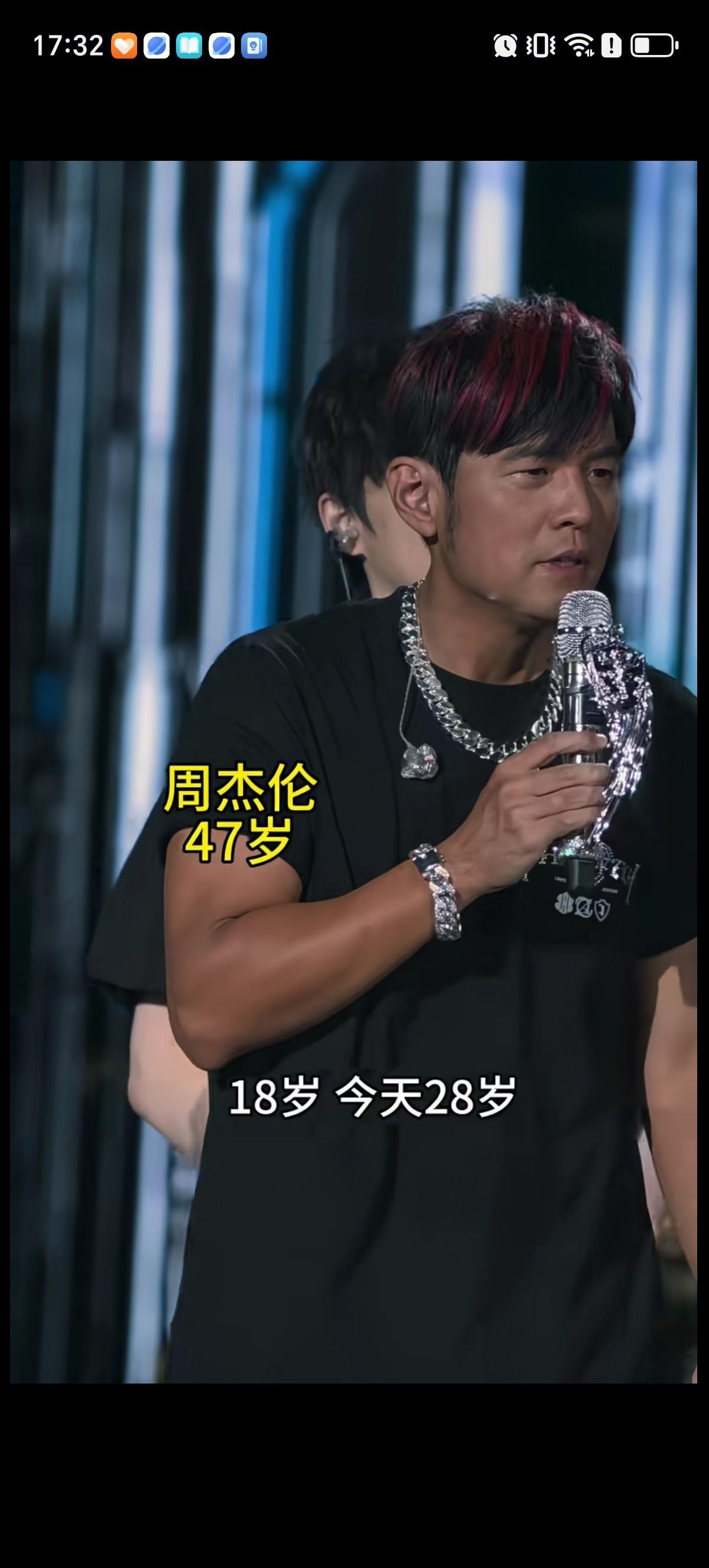 相机非常准确拍到了周杰伦最真实的样貌，47岁的他皮肤黝黑、满脸胡茬、眼袋隆起明显