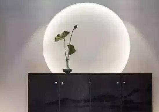 大智者必谦和，大善者必宽容，唯有小智者才咄咄逼人，小善者才斤斤计较。