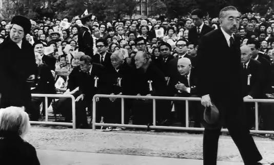 日本抱怨中国网民批评昭和天皇。日媒声称，在抗战胜利80周年之际，中国社媒近期