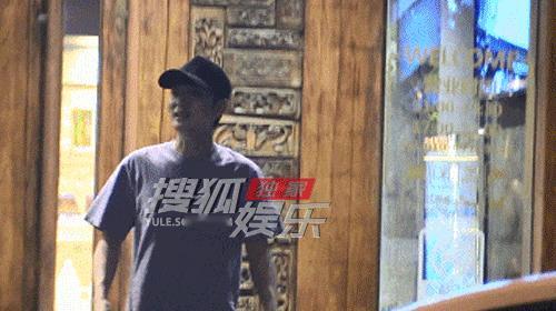 洪欣张丹峰带儿子女儿吃烤肉近日，洪欣、张丹峰被拍到带着儿子张镐濂和小女儿一起外出