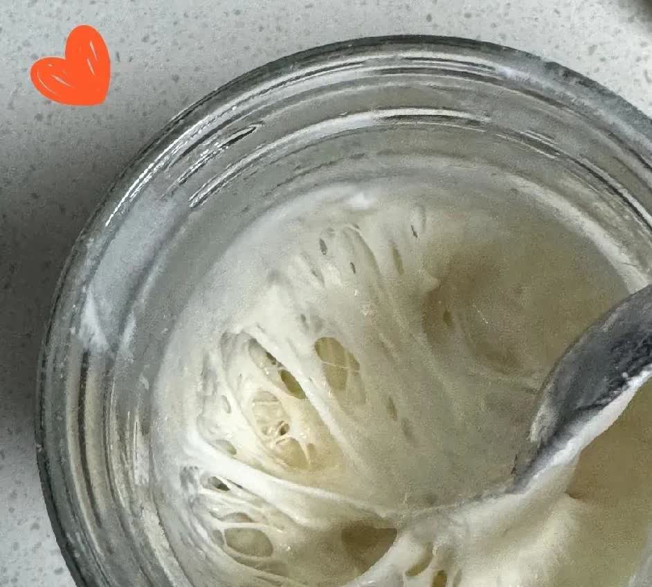 天津，一名女子在家里蒸馒头，可她和了半天的面，就是发不起来。正当她一筹莫展的时候