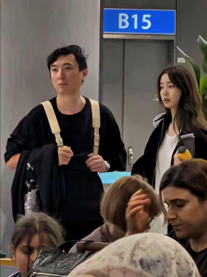 王思聪又带新女友去法国潇洒了，这次这位比他小15岁，俩人在一起都一年多了，居然还