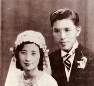 1930年的北平深秋，清华园物理系办公室里，28岁的周培源捏着一沓照片犯了难。