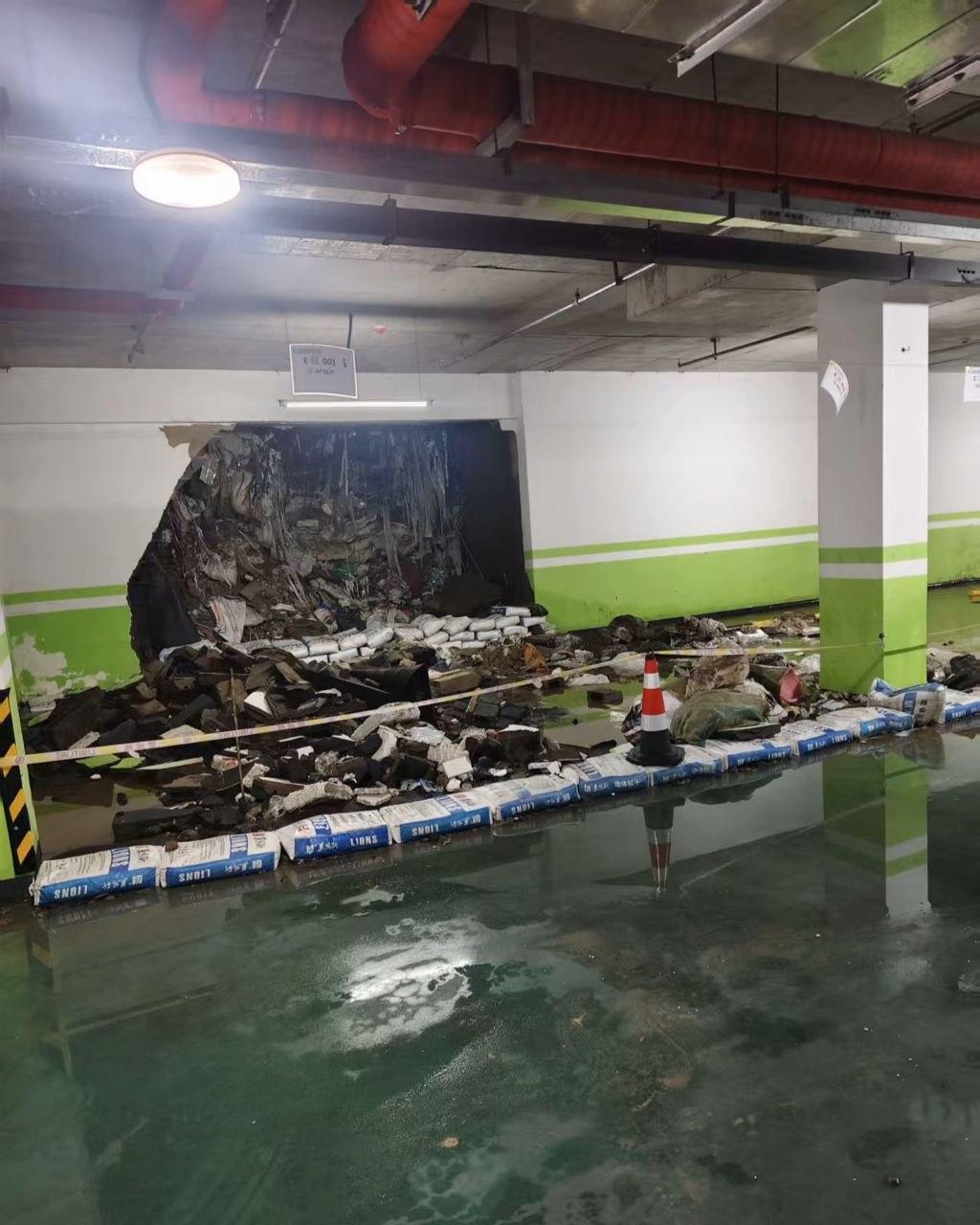 沈阳一场大雨，直接把小区地下车库的隐患全冲出来了。荣盛和悦名邸地库一面墙体直接