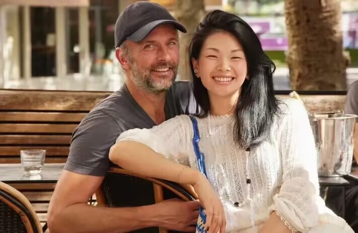 超模吕燕携家人度假，年长20岁的法国丈夫罕见出镜，他们13岁的混血儿子不仅个子高