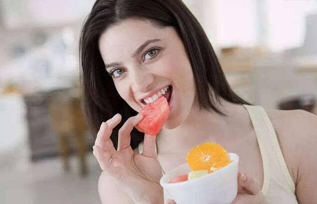 女人常吃这4种水果, 会让皮肤越来越好