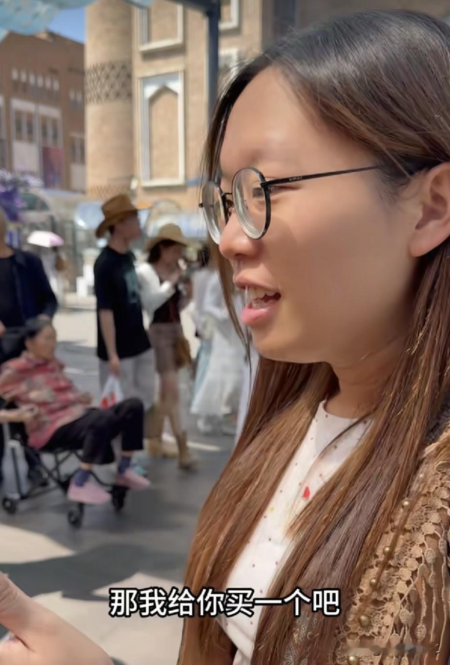 大妹还在美食广场跟哥哥谢浩男打电话，给他介绍这里的特色美食，谁能想到，谢浩男突然