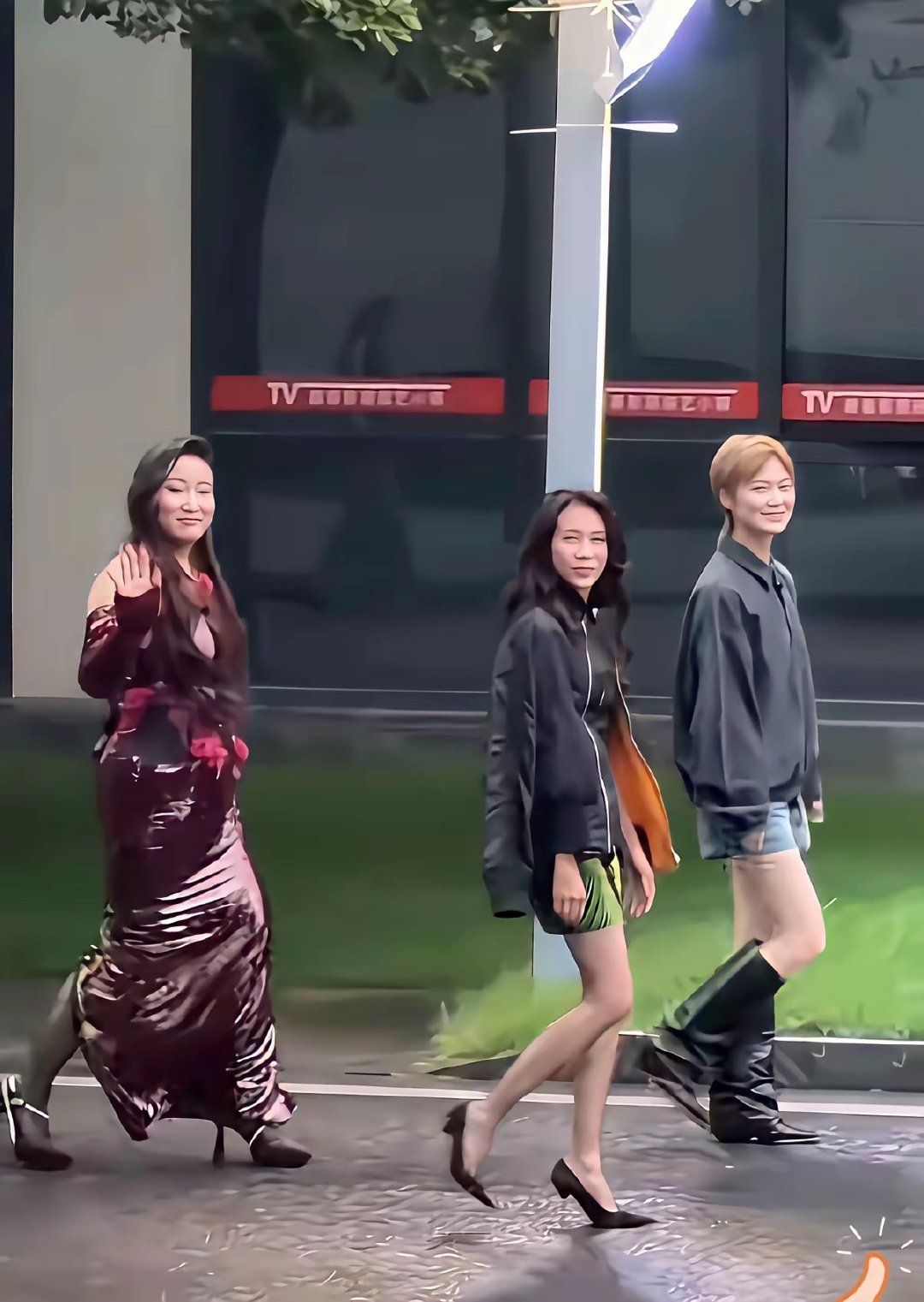 莫文蔚这身材太绝了！三人同框她个子最矮，但一双大长腿比例最好，妥妥的C位​