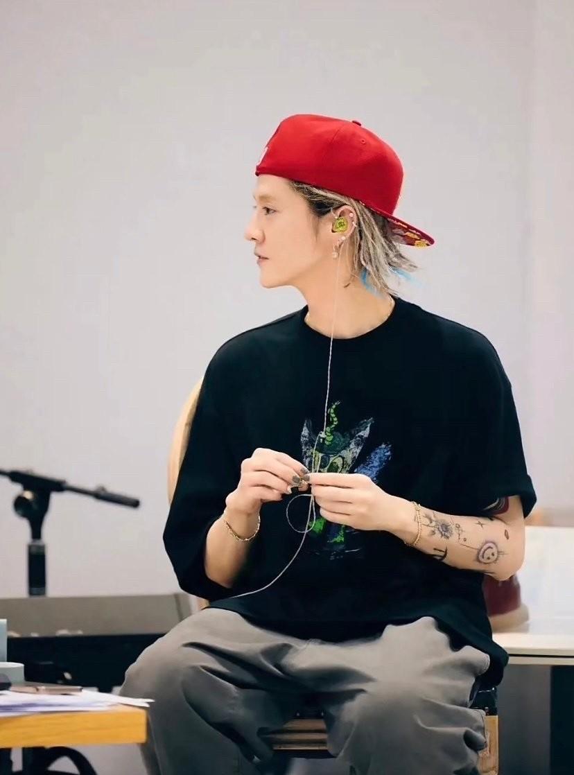 应该没有女孩子会喜欢男朋友美甲，打耳钉的吧，身上带的首饰比自己还多。关晓彤为了
