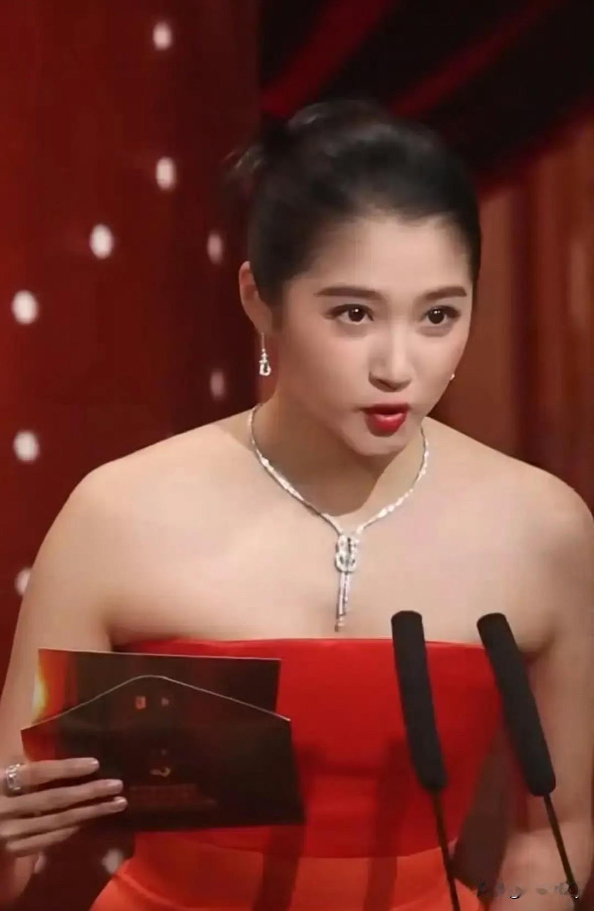 关晓彤又节食又健身，其实很瘦，但还是吃了造型的亏。大家都知道，关晓彤本身骨架