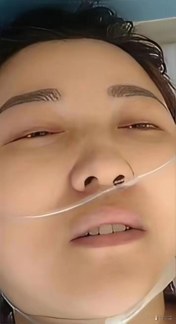 泪目！陕西，一女子正在公司上班，同事看到她裤子上全是血，她自己却一点没感觉到也不