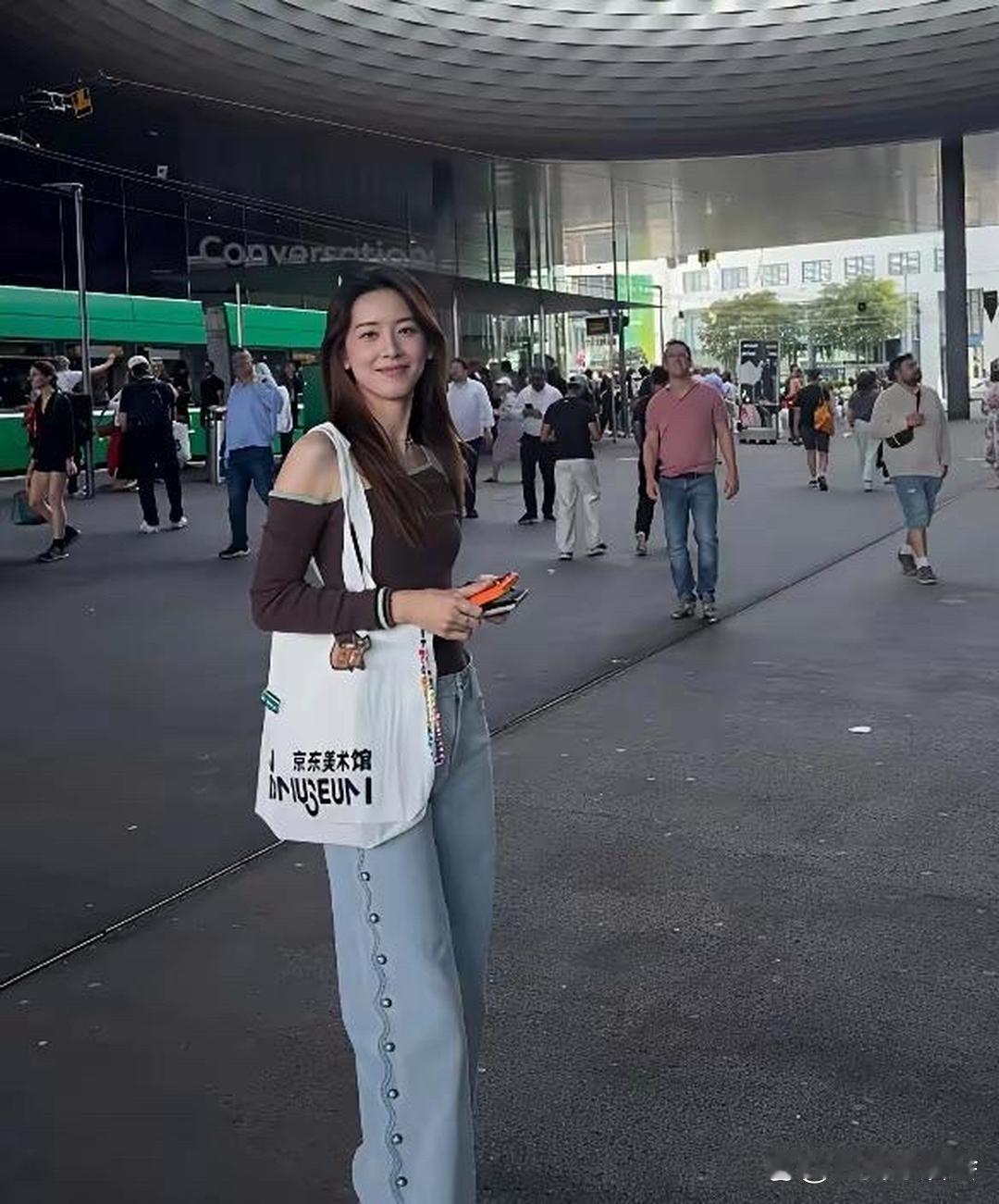 如今的章泽天，不再是众人印象里那个青涩的奶茶妹妹。​​​