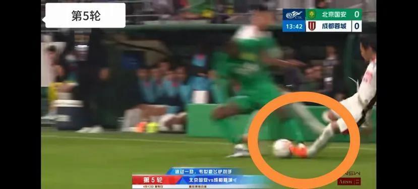 蓉城韦世豪该直红被罚下？这个还真不是裁判手下留情，要说韦世豪当时有点情绪是真的，