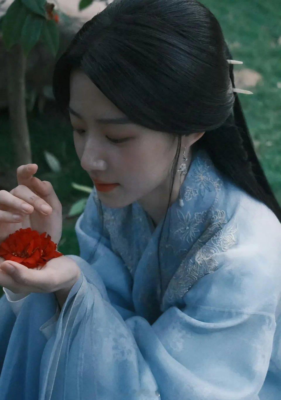 有一说一，卢昱晓剧里比张凌赫耐看多了，张凌赫还真有点不上镜​​​
