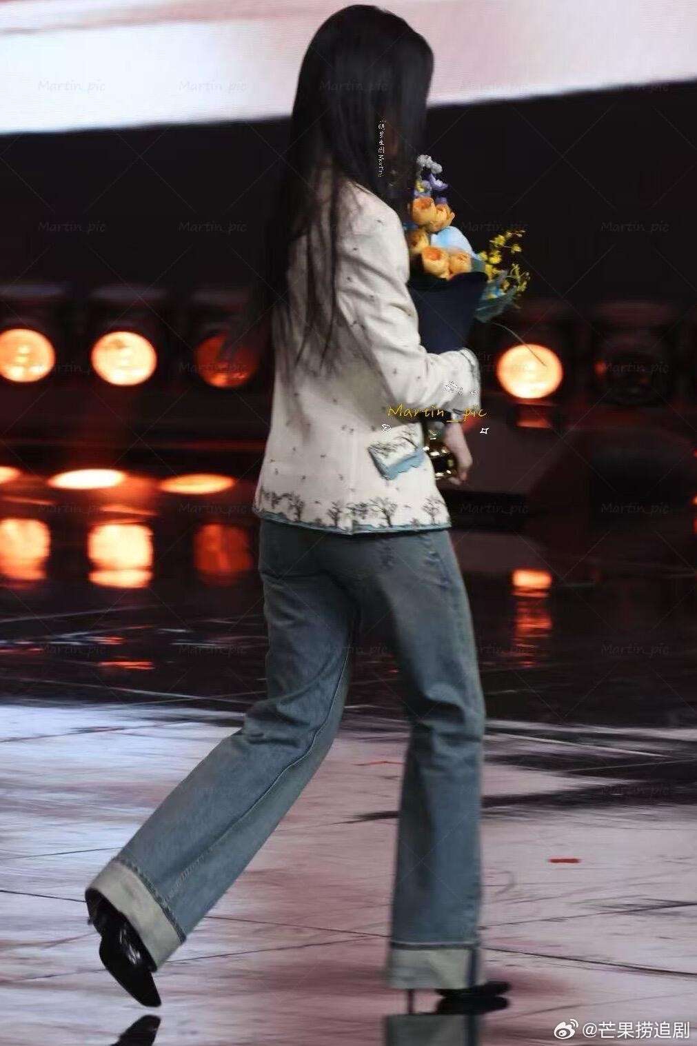 工作室就没有人能管管周也的死活吗？也太松弛了，直接穿牛仔裤上台领奖，鼓励女明星穿