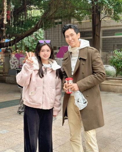 57岁马德钟现身广州街头，他看起来好年轻，穿衣打扮有型，身材又高又瘦，气质太好了