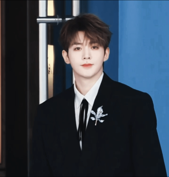 邓为热衷穿孔邓为的时尚感永远不会让你失望，永远是高贵的王子！