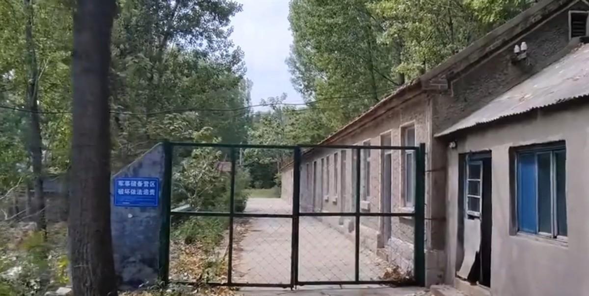 那些废弃军营为啥一直没人敢动？原因也很简单：它们都归部队管，地方上完全没辙。别看