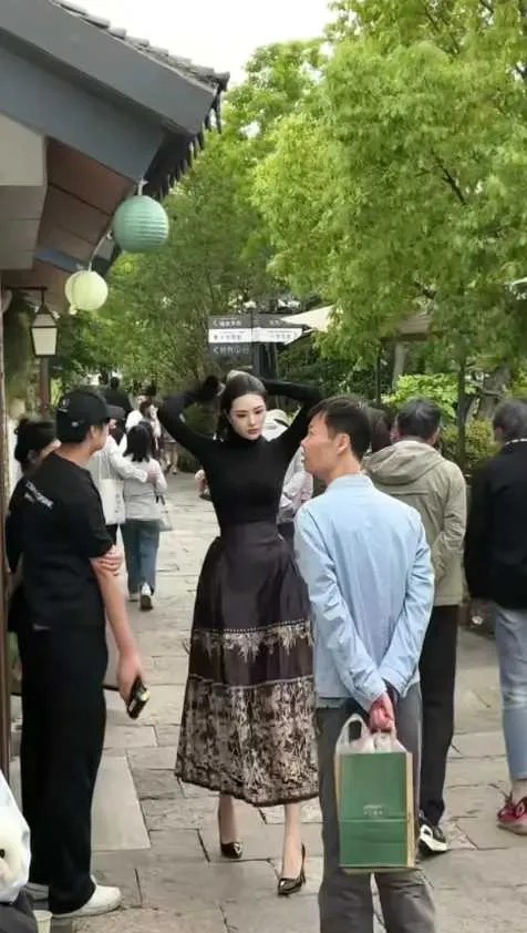 大哥，不管什么时候都要往前看，别不好意思