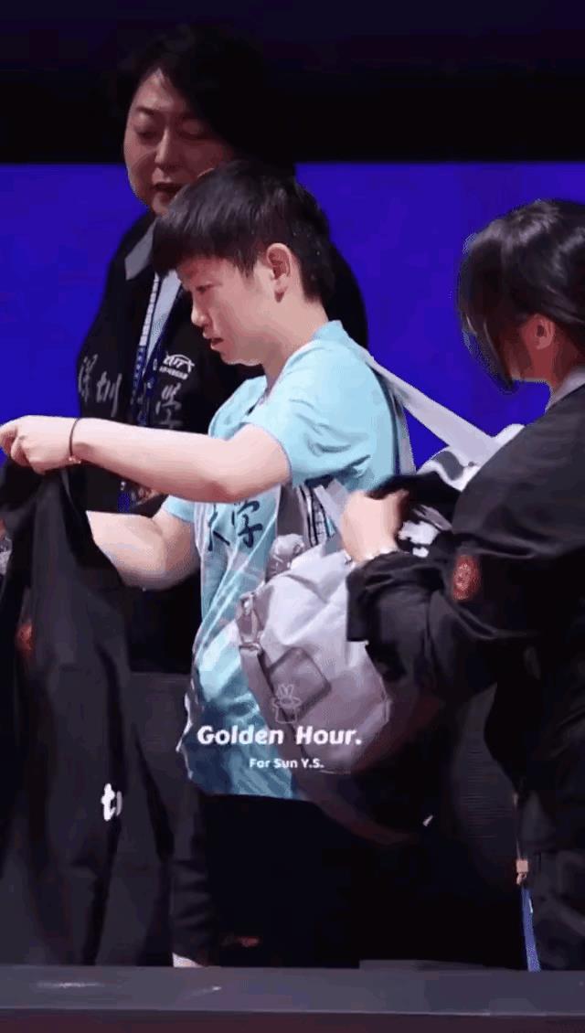 莎莎找衣服，靠嗅觉。把衣服拿过来闻一下，就知道哪一件是自己的了。原来，莎莎虽然