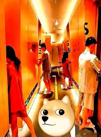 网传重庆一家足浴店，老板娘推出一套新模式：店里不抽技师的客单提成，客人付的服务费