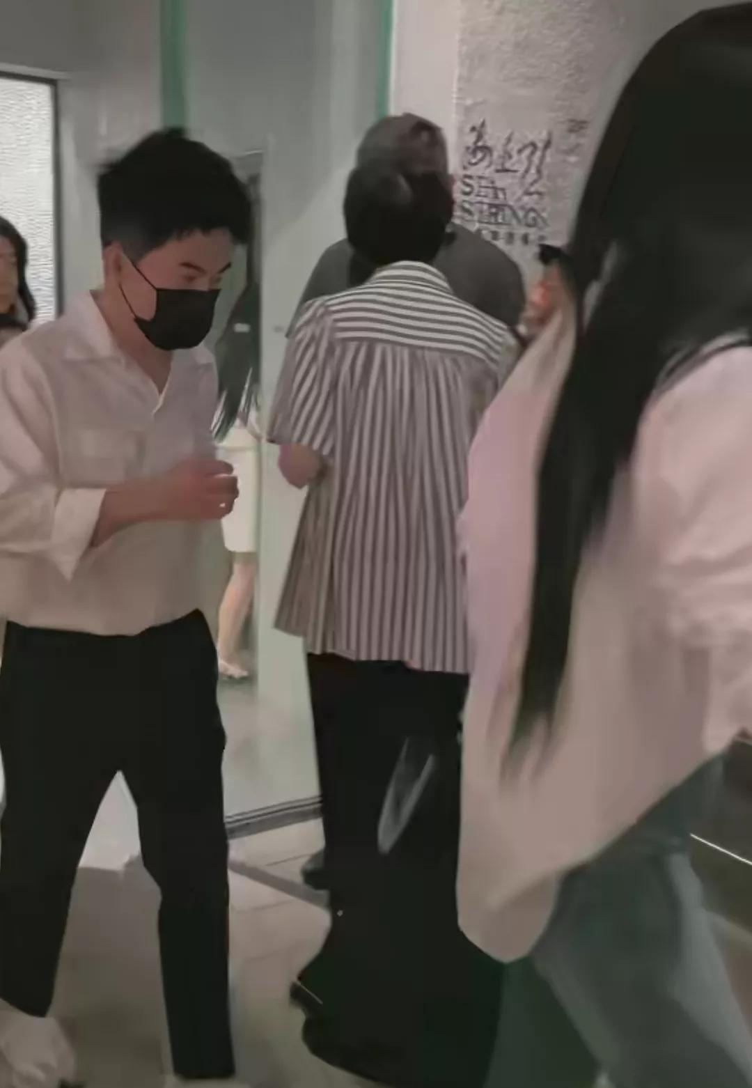 网友意外发现，在杨丽萍老师的演出现场，董宇辉和李玉刚老师相谈甚欢，成林还在旁边记