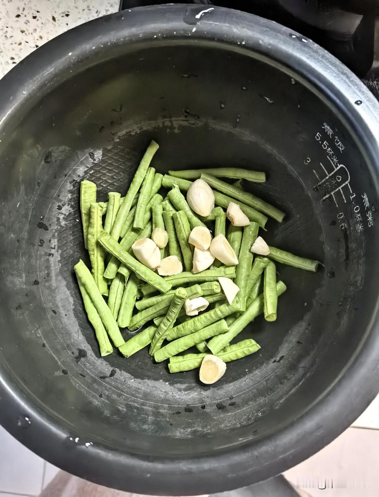 昨天晚餐做了一个豆角焖面，成功了，方法是在网上现学的，用电饭锅做。长豆角洗净