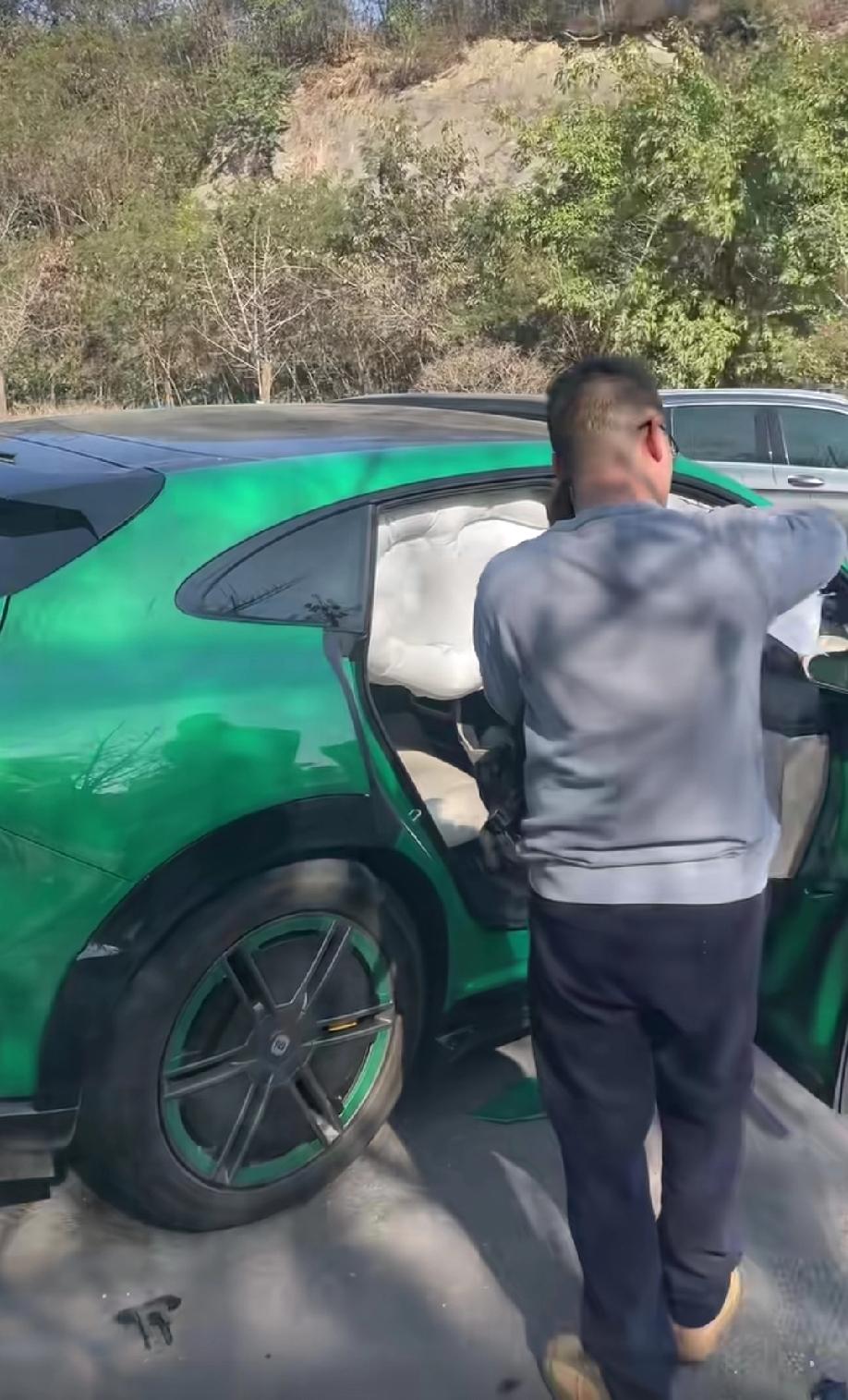 1月18日，贵州某米女车主发视频称:我都震惊了，前面有一辆车居然这样子，我都完全