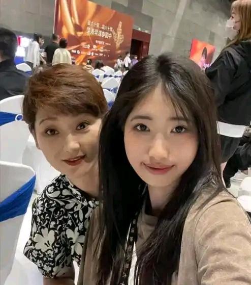 国庆假期，著名演员徐帆携女儿远赴海外，开启了一段别样的节日之旅。年届58的她，淡