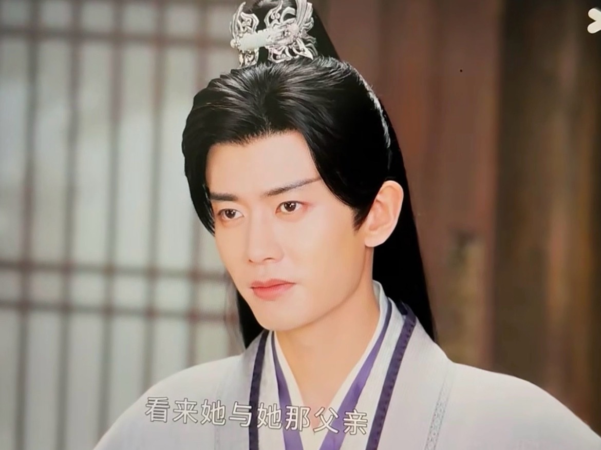 谁给任嘉伦画的眉毛啊！？无敌了又长又直一飞冲天，本来帅帅小小的一张脸……