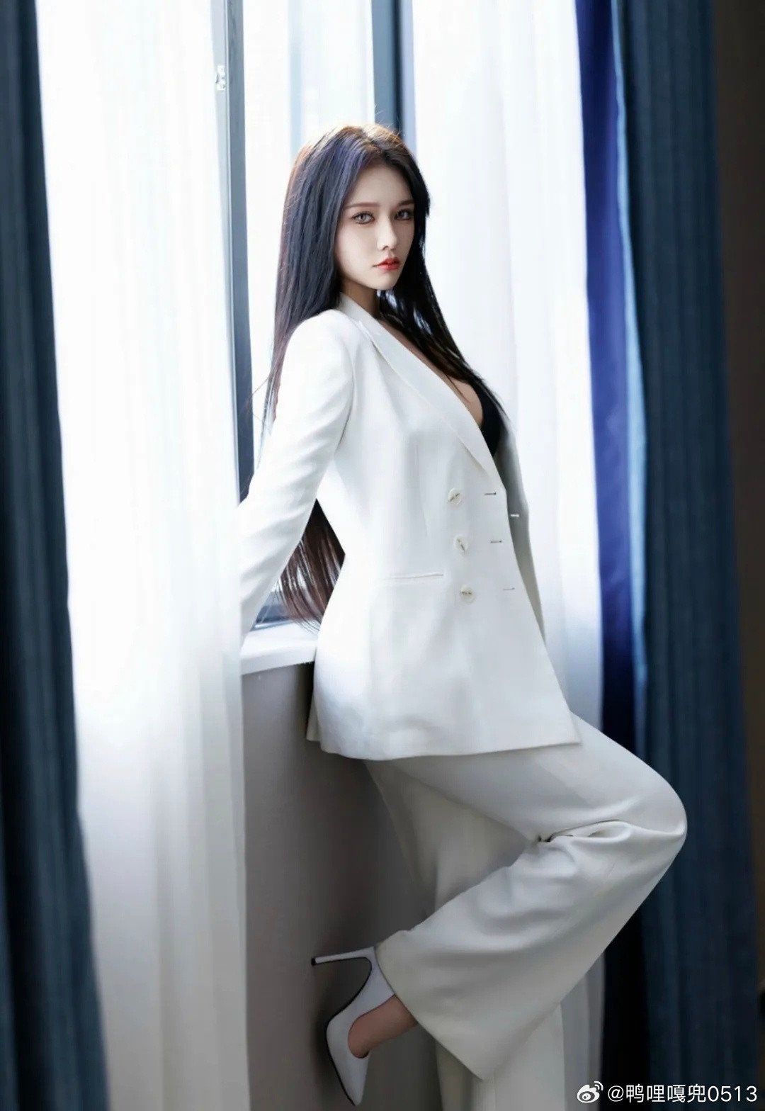 写真白色V领小西装搭配黑色内饰又酷又飒