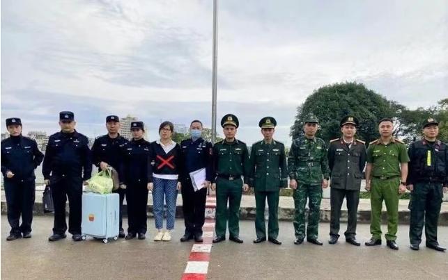 越南再次抓获中国通缉犯，附带9名非法越境者，11月19日芒街国际口岸，被中国通缉